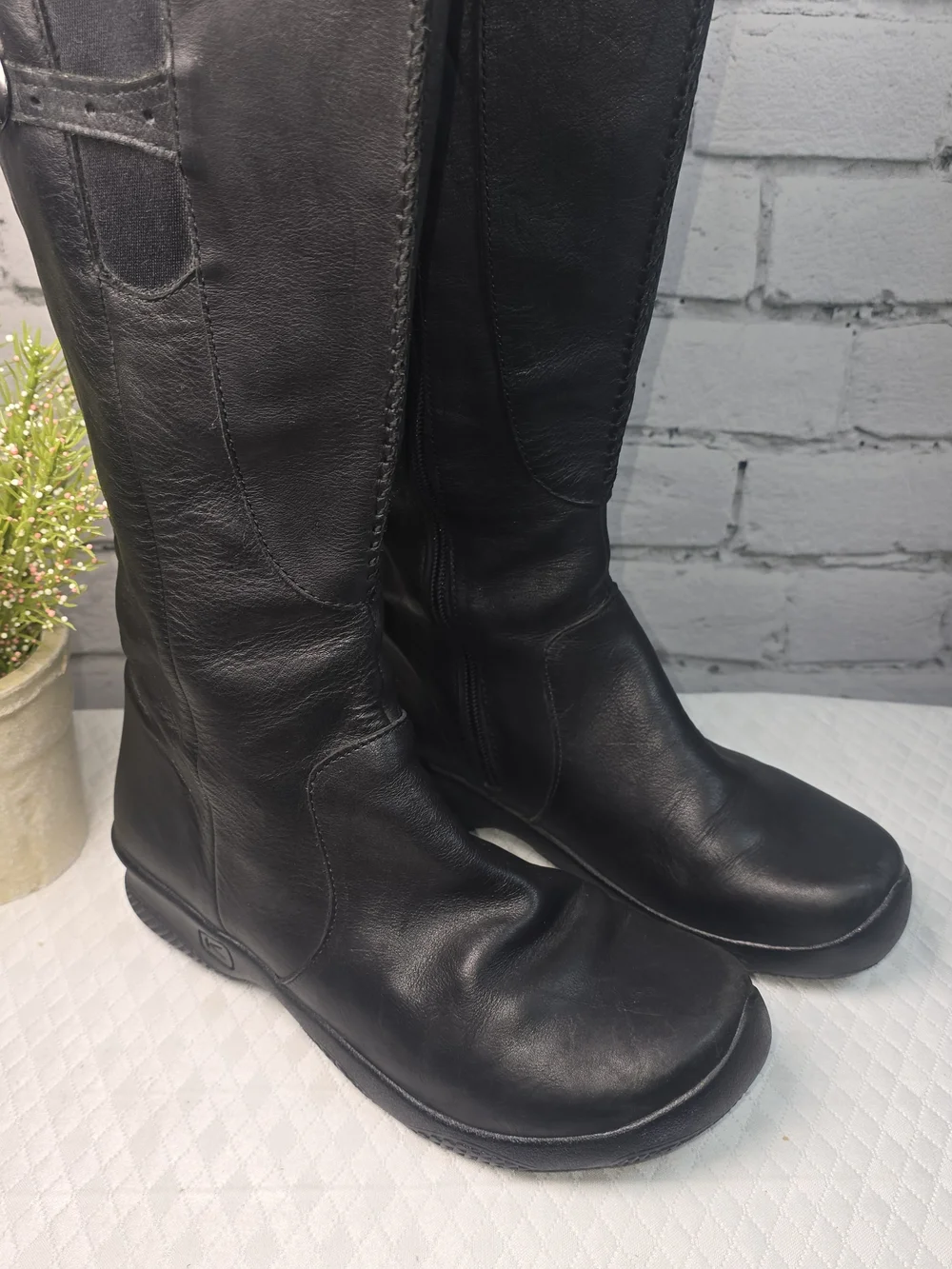 Keen Bern baby black leather knee-high boots wedge heel buckle womens 9